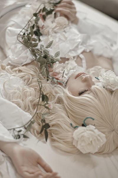 1girl blonde_hair blurry blurry_foreground depth_of_field eyelashes flower hair_flower hair_ornament kirakishou lace lips photo solo white_flower white_rose