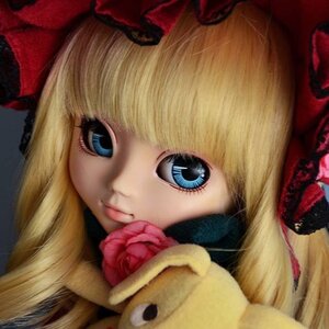 Rating: Safe Score: 0 Tags: 1girl blonde_hair blue_eyes blunt_bangs bow close-up doll face flower hat lips long_hair looking_at_viewer portrait red_flower red_rose rose shinku simple_background solo stuffed_animal User: admin