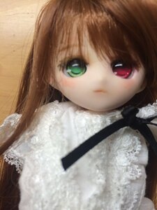 Rating: Safe Score: 0 Tags: 1girl bangs brown_hair close-up doll expressionless green_eyes heterochromia long_hair looking_at_viewer red_eyes simple_background solo suiseiseki User: admin