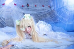 Rating: Safe Score: 0 Tags: 1girl blonde_hair blurry flower hair_flower hair_ornament kirakishou long_hair rain solo User: admin