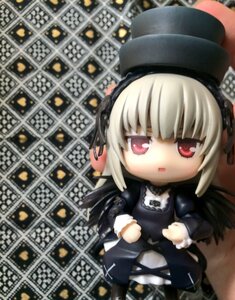 Rating: Safe Score: 0 Tags: 1girl bangs black_dress blurry chain-link_fence chibi depth_of_field doll dress fence long_hair long_sleeves looking_at_viewer red_eyes solo suigintou wings User: admin