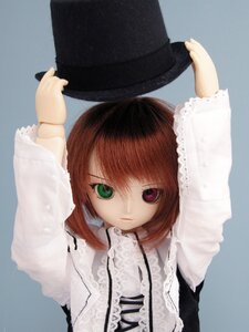Rating: Safe Score: 0 Tags: 1girl bangs brown_hair frills green_eyes hat hat_removed headwear_removed heterochromia holding holding_clothes long_sleeves looking_at_viewer red_eyes simple_background solo souseiseki suiseiseki top_hat upper_body wet User: admin