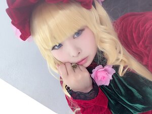 Rating: Safe Score: 0 Tags: 1girl bangs blonde_hair blue_eyes bow eyelashes flower hat lips long_hair looking_at_viewer portrait realistic ring rose shinku solo upper_body User: admin