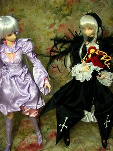 Rating: Safe Score: 0 Tags: 2girls auto_tagged boots doll dress frills long_hair multiple_dolls multiple_girls silver_hair suigintou tagme User: admin