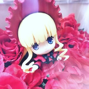 Rating: Safe Score: 0 Tags: 1girl blonde_hair blue_eyes bow bowtie doll dress flower frills hat long_hair long_sleeves looking_at_viewer pink_flower rose shinku smile solo User: admin