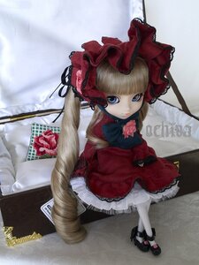 Rating: Safe Score: 0 Tags: 1girl auto_tagged blonde_hair blue_eyes bonnet bow doll dress drill_hair flower frills long_hair long_sleeves photo red_dress shinku shoes solo twintails white_legwear User: admin