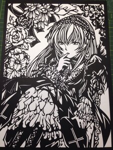 Rating: Safe Score: 0 Tags: 1girl dress flower frills greyscale hairband image long_hair long_sleeves looking_at_viewer monochrome rose solo suigintou wings User: admin