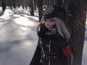Rating: Safe Score: 0 Tags: 1girl closed_mouth doll gloves hat long_hair military military_uniform red_eyes snow snowing solo suigintou uniform User: admin
