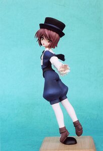 Rating: Safe Score: 0 Tags: 1boy blue_background brown_hair doll full_body hat heterochromia long_sleeves looking_at_viewer looking_back pantyhose red_eyes short_hair shorts solo souseiseki standing white_legwear User: admin