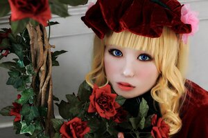 Rating: Safe Score: 0 Tags: 1girl bangs blonde_hair blue_eyes eyelashes flower hat lips long_hair looking_at_viewer red_flower red_rose rose shinku solo User: admin