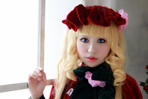 Rating: Safe Score: 0 Tags: 1girl bangs blonde_hair blue_eyes eyelashes flower hat lips long_hair looking_at_viewer realistic red_flower red_rose rose shinku solo User: admin