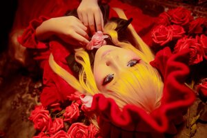 Rating: Safe Score: 0 Tags: 1girl blonde_hair blue_eyes dress flower hat lips long_hair looking_at_viewer realistic red_flower red_rose rose shinku solo User: admin