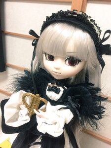 Rating: Safe Score: 0 Tags: 1girl bangs closed_mouth doll dress frills gothic_lolita hairband indoors lolita_fashion long_hair long_sleeves looking_at_viewer photo red_eyes ribbon silver_hair solo suigintou upper_body User: admin