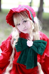 Rating: Safe Score: 0 Tags: 1girl blonde_hair blue_eyes blurry blurry_background blurry_foreground bonnet bow depth_of_field dress flower lips long_hair looking_at_viewer photo pink_flower pink_rose red_capelet red_dress rose shinku smile solo upper_body User: admin