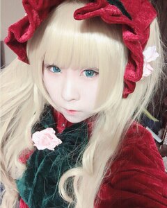 Rating: Safe Score: 0 Tags: 1girl bangs blonde_hair blue_eyes bow closed_mouth flower hat lips long_hair looking_at_viewer photo shinku solo traditional_media upper_body User: admin