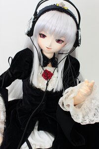 Rating: Safe Score: 0 Tags: 1girl black_dress doll dress flower frills gothic_lolita headphones long_hair long_sleeves looking_at_viewer red_eyes red_flower red_rose rose silver_hair solo suigintou white_hair User: admin