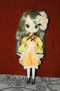 Rating: Safe Score: 0 Tags: 1girl black_footwear doll dress flower full_body green_eyes green_hair hair_flower hair_ornament kanaria long_hair long_sleeves looking_at_viewer pantyhose red_background shoes solo standing white_legwear yellow_dress User: admin