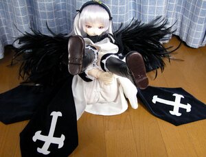 Rating: Safe Score: 0 Tags: 1girl black_wings boots doll dress feathered_wings frills hairband long_hair long_sleeves looking_at_viewer red_eyes silver_hair solo suigintou wings User: admin