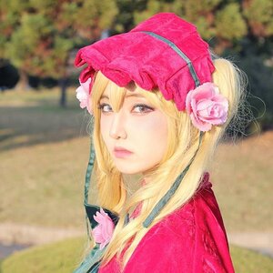 Rating: Safe Score: 0 Tags: 1girl beanie blonde_hair blurry blurry_background depth_of_field flower hat lips long_hair looking_at_viewer outdoors photo pink_headwear shinku solo upper_body User: admin