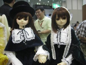 Rating: Safe Score: 0 Tags: black_eyes brown_hair capelet doll dress expressionless frills hat lolita_fashion long_hair long_sleeves looking_at_viewer multiple_dolls multiple_girls ribbon tagme top_hat User: admin