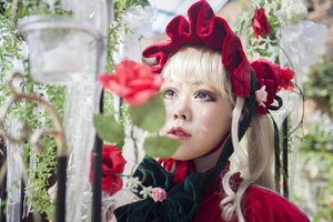 Rating: Safe Score: 0 Tags: 1girl bangs blonde_hair blue_eyes blurry blurry_background blurry_foreground depth_of_field flower hat lips lipstick long_hair looking_at_viewer parted_lips photo red_flower red_rose rose shinku solo User: admin