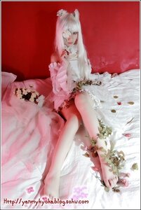 Rating: Safe Score: 0 Tags: 1girl bangs dress flower frills kirakishou long_hair sitting solo white_hair User: admin