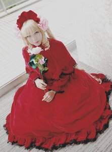 Rating: Safe Score: 0 Tags: 1girl blonde_hair blue_eyes bonnet bow dress flower frills lips long_sleeves looking_at_viewer red_dress rose shinku sitting smile solo User: admin