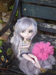 Rating: Safe Score: 0 Tags: 1girl barasuishou doll flower hair_ornament long_hair sitting solo very_long_hair water yellow_eyes User: admin