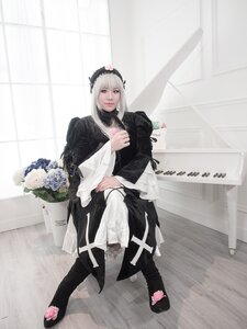Rating: Safe Score: 0 Tags: 1girl bouquet flower lips long_sleeves looking_at_viewer sitting solo suigintou User: admin