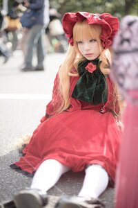 Rating: Safe Score: 0 Tags: 1girl blonde_hair blue_eyes blurry blurry_background blurry_foreground bonnet bow depth_of_field doll_joints dress flower lips long_hair looking_at_viewer photo pink_flower pink_rose red_dress red_flower rose shinku sitting solo User: admin