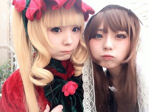 Rating: Safe Score: 0 Tags: 2girls bangs blonde_hair blue_eyes blunt_bangs bow eyelashes flower hat lips long_hair looking_at_viewer multiple_cosplay multiple_girls realistic red_flower red_rose rose tagme User: admin