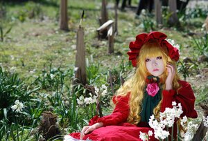 Rating: Safe Score: 0 Tags: 1girl blonde_hair blue_eyes blurry bonnet bow depth_of_field dress flower lips long_hair long_sleeves looking_at_viewer red_dress rose shinku solo User: admin