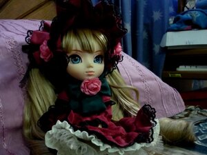 Rating: Safe Score: 0 Tags: 1girl bangs blonde_hair blue_eyes bonnet bow bowtie doll dress flower long_hair looking_at_viewer pink_rose rose shinku solo User: admin