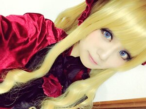 Rating: Safe Score: 0 Tags: 1girl blonde_hair blue_eyes closed_mouth eyelashes flower lips long_hair looking_at_viewer pink_rose red_flower red_rose rose shinku solo User: admin