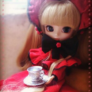 Rating: Safe Score: 0 Tags: 1girl blonde_hair blue_eyes bow cup doll flower hair_bow long_hair looking_at_viewer rose shinku solo tea teacup User: admin