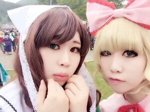 Rating: Safe Score: 0 Tags: bangs blonde_hair blue_eyes bow brown_hair day green_eyes heterochromia lips looking_at_viewer multiple_cosplay multiple_girls outdoors realistic shanghai_doll short_hair smile tagme tree User: admin