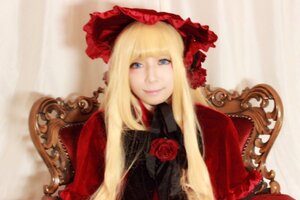 Rating: Safe Score: 0 Tags: 1girl bangs blonde_hair blue_eyes bonnet capelet flower lips long_hair looking_at_viewer red_capelet red_flower red_rose rose shinku smile solo upper_body User: admin