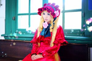 Rating: Safe Score: 0 Tags: 1girl blonde_hair blue_eyes bonnet dress flower hair_flower indoors long_hair long_sleeves pink_flower red_dress rose shinku sitting solo window User: admin