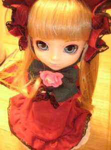 Rating: Safe Score: 0 Tags: 1girl bangs blonde_hair blue_eyes bow doll flower hair_bow lips long_hair looking_at_viewer pink_rose red_dress rose shinku simple_background solo upper_body User: admin