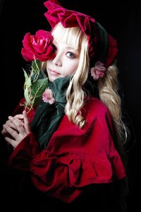 Rating: Safe Score: 0 Tags: 1girl black_background blonde_hair blue_eyes bonnet drill_hair flower lips long_hair looking_at_viewer own_hands_together rose shinku simple_background solo upper_body User: admin