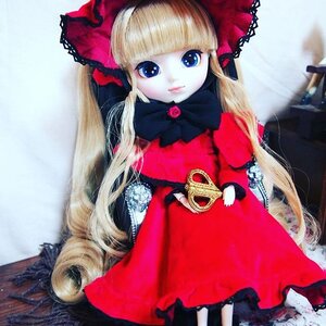 Rating: Safe Score: 0 Tags: 1girl bangs blonde_hair blue_eyes bow doll dress flower frills long_hair long_sleeves looking_at_viewer photo red_dress rose shinku sidelocks solo standing very_long_hair User: admin