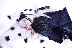 Rating: Safe Score: 0 Tags: 1girl bird black_feathers feathers hairband half-closed_eyes long_hair long_sleeves solo suigintou User: admin