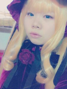 Rating: Safe Score: 0 Tags: 1girl blonde_hair blue_eyes blurry close-up depth_of_field flower lips long_hair looking_at_viewer red_flower red_rose rose shinku solo User: admin