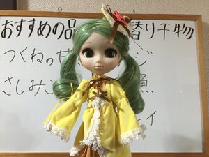 Rating: Safe Score: 0 Tags: 1girl doll dress drill_hair flower green_eyes green_hair kanaria long_sleeves looking_at_viewer photo solo twin_drills twintails upper_body wide_sleeves yellow_dress User: admin