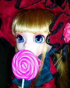 Rating: Safe Score: 0 Tags: 1girl blonde_hair blue_eyes bow candy doll eyelashes flower food hat lollipop pink_rose rose shinku solo swirl_lollipop traditional_media User: admin