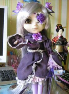 Rating: Safe Score: 0 Tags: 1girl barasuishou blurry blurry_background blurry_foreground depth_of_field doll dress figure gloves hair_ornament indoors looking_at_viewer photo purple_flower smile solo User: admin