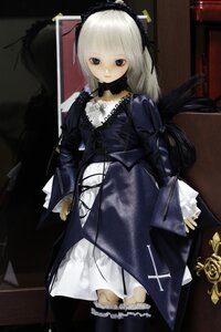 Rating: Safe Score: 0 Tags: 1girl black_dress black_wings doll dress frills gothic_lolita lolita_fashion long_hair long_sleeves looking_at_viewer solo standing suigintou wings User: admin