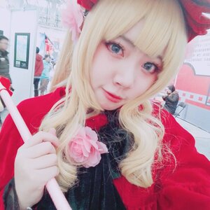 Rating: Safe Score: 0 Tags: 1girl bangs blonde_hair blue_eyes bow flower lips long_hair looking_at_viewer photo realistic rose shinku smile solo User: admin