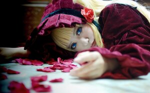 Rating: Safe Score: 0 Tags: 1girl blonde_hair blue_eyes blurry blurry_background blurry_foreground bonnet bow depth_of_field dress flower long_hair long_sleeves looking_at_viewer lying photo pink_flower pink_rose red_flower red_rose rose shinku solo User: admin