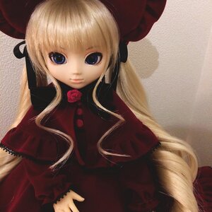 Rating: Safe Score: 0 Tags: 1girl bangs blonde_hair blue_eyes bow capelet doll dress flower hat long_hair long_sleeves looking_at_viewer pink_rose red_dress red_rose rose shinku sidelocks solo upper_body User: admin